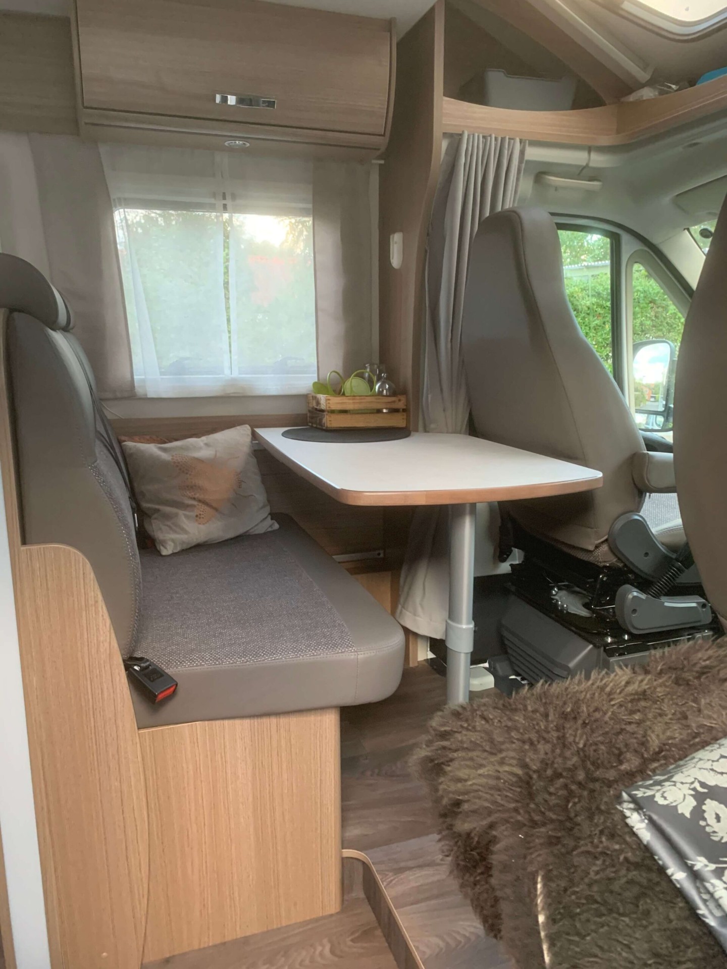 Siddegruppe og spiseplads i Carado T339 autocamper